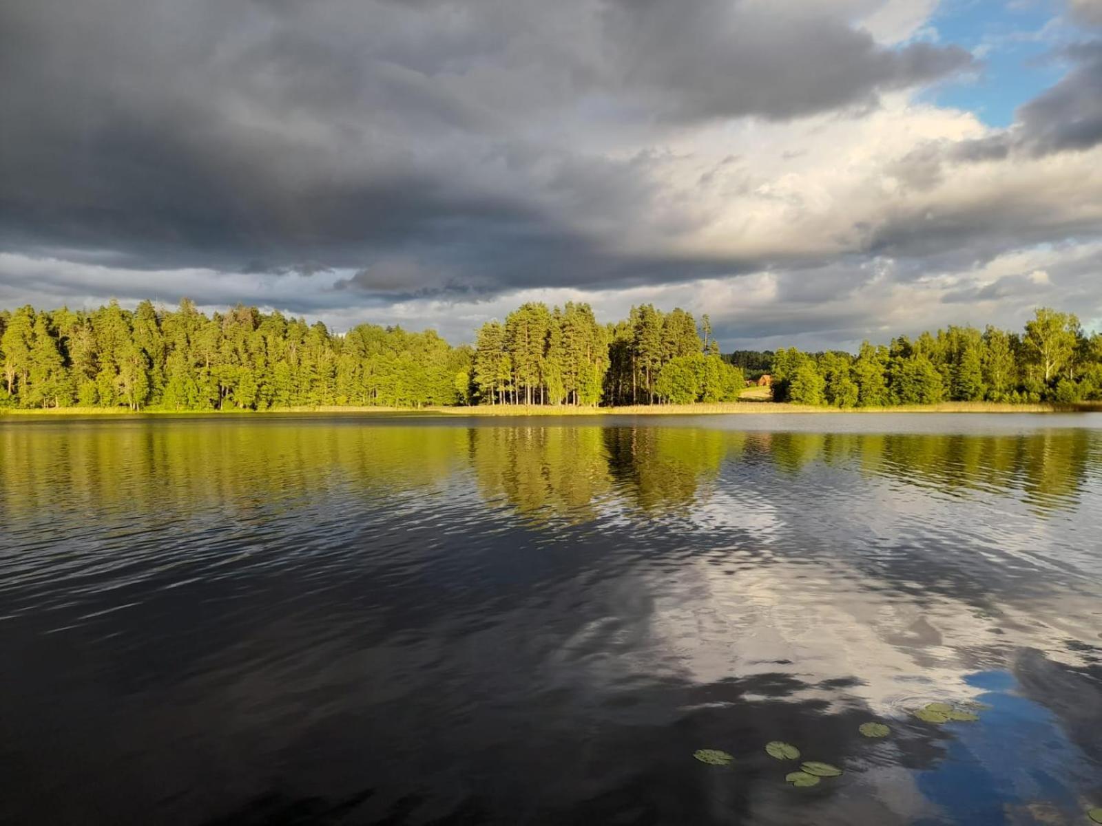 Ezerkalni Villa Raiskums Exteriör bild