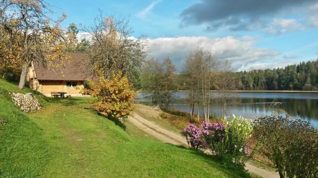 Ezerkalni Villa Raiskums Exteriör bild