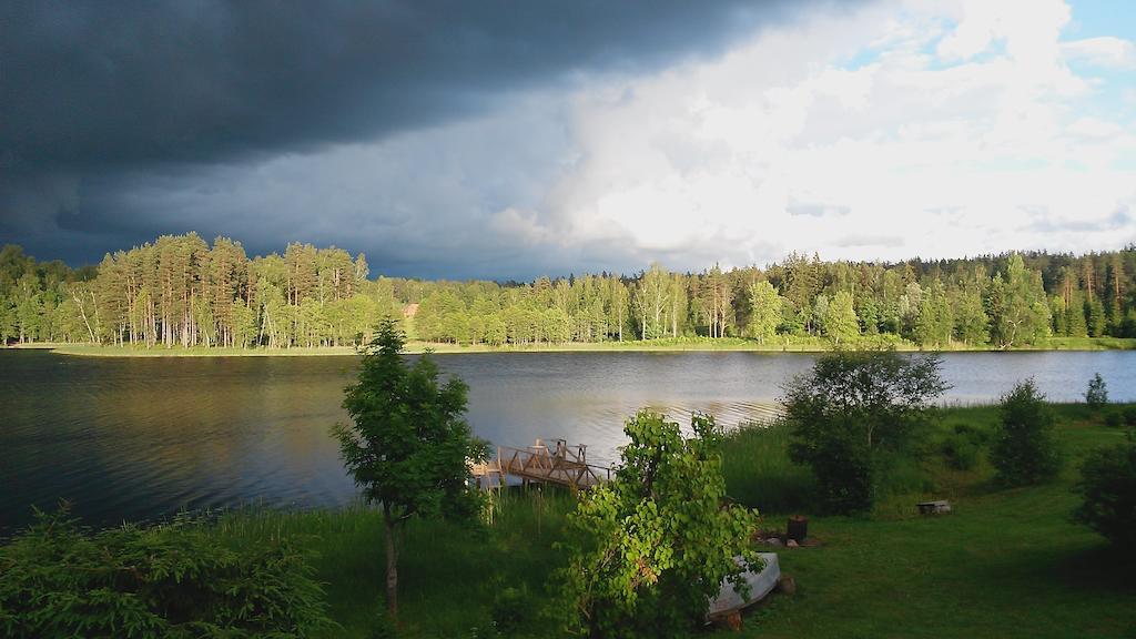 Ezerkalni Villa Raiskums Exteriör bild