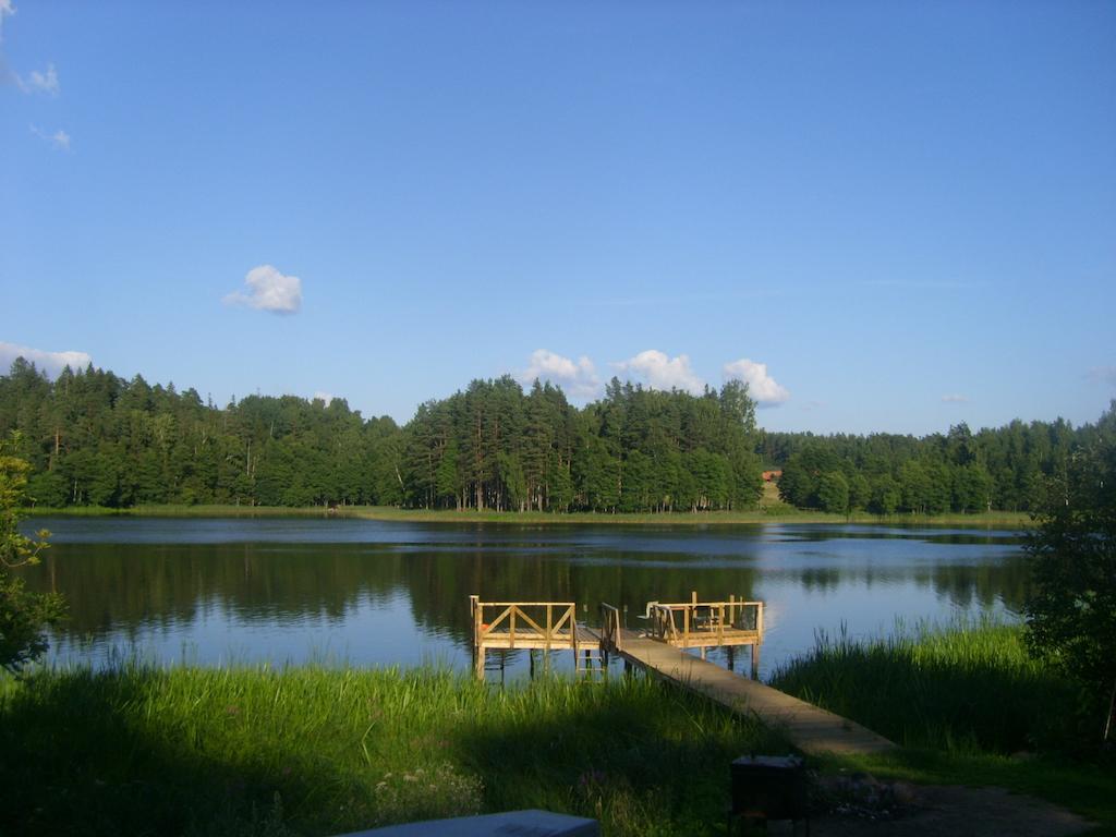 Ezerkalni Villa Raiskums Rum bild