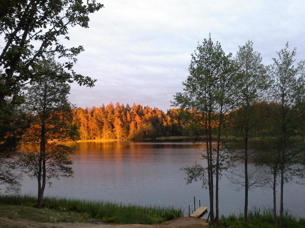 Ezerkalni Villa Raiskums Exteriör bild