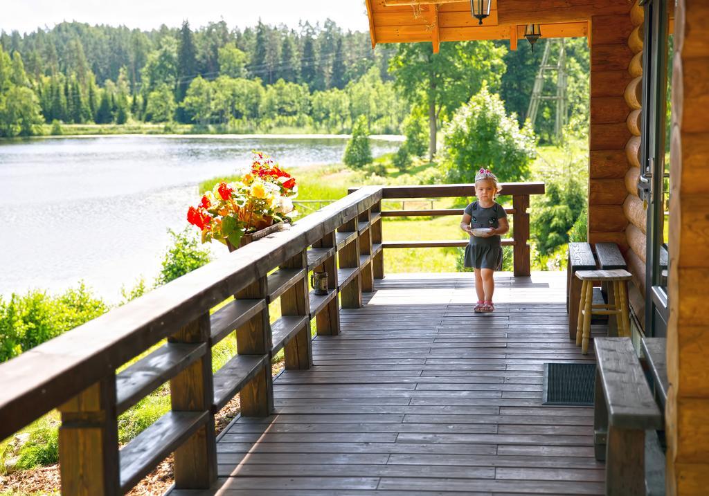 Ezerkalni Villa Raiskums Exteriör bild